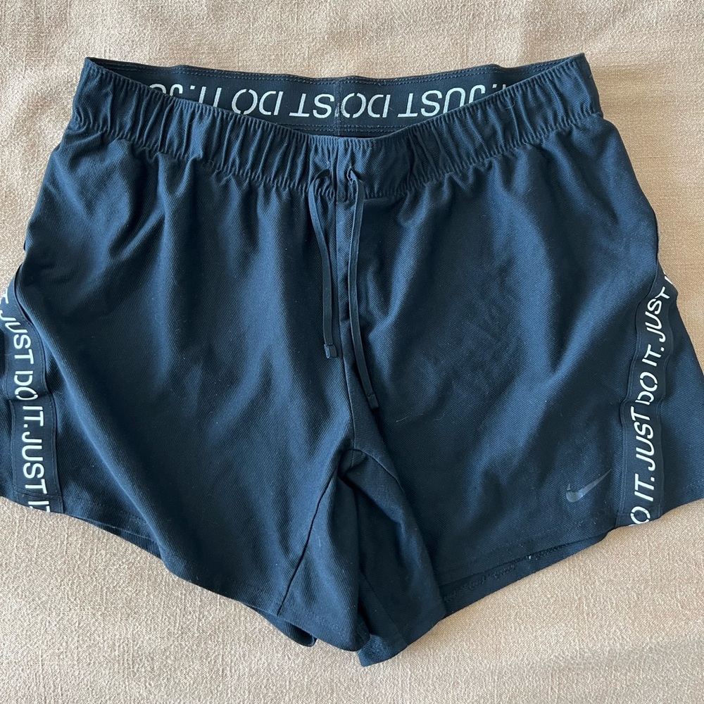 BLACK NIKE RUNNING SHORTS